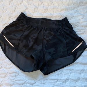 Lululemon Hotty Hot low rise lined shorts